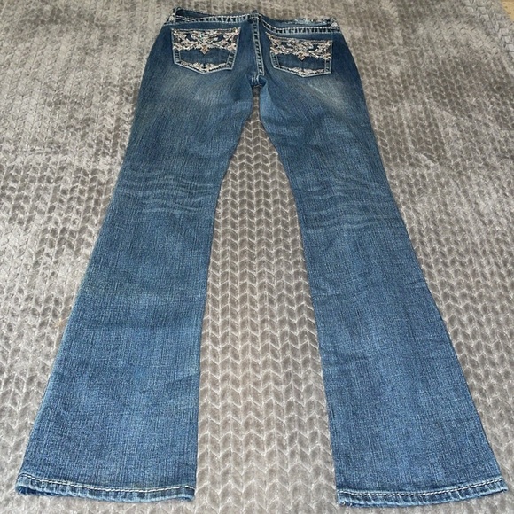 Grace in LA Easy Fit Jeans with Embroidered Pockets and belt loops.  Size 28 - Picture 5 of 12